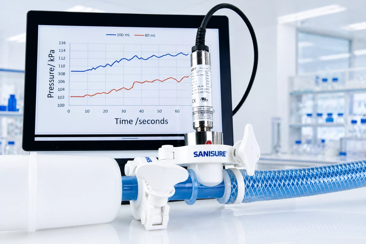 aSURE™ Instrument Tee de SaniSure® conectado a un sensor sanitario de presión